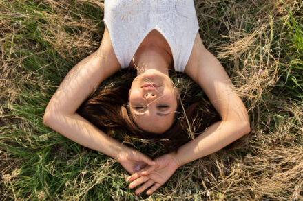 femme au sol, en train de se détendre en extérieur