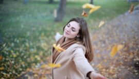 femme heureuse en plein air, en automne