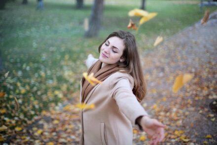 femme heureuse en plein air, en automne