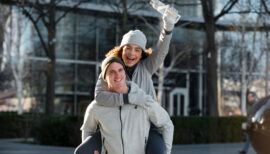 couple heureux de se lancer dans les bonnes résolutions de nouvelle année